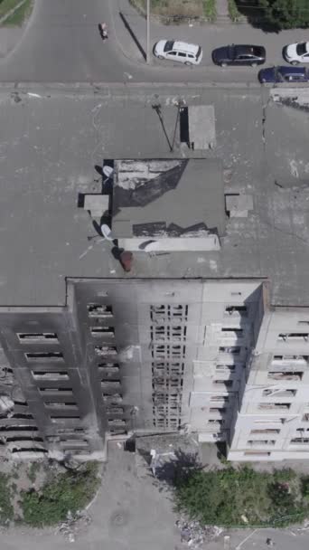 这盘股票的垂直视频显示了一个被毁的住宅建筑在博罗丹卡 布查区 没有颜色 — 图库视频影像