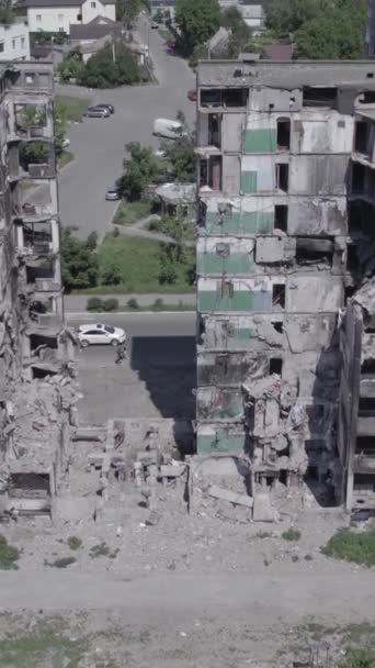 Ten Film Pokazuje Zniszczony Budynek Mieszkalny Borodyanka Dzielnicy Bucha Szary — Wideo stockowe