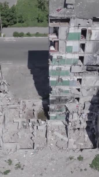 このストック垂直ビデオは ボロディアンカ ブチャ地区 グレー 色なし フラットの破壊された住宅の建物を示しています — ストック動画