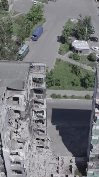 Este Video Vertical Muestra Edificio Residencial Destruido Borodyanka Distrito Bucha — Vídeos de Stock