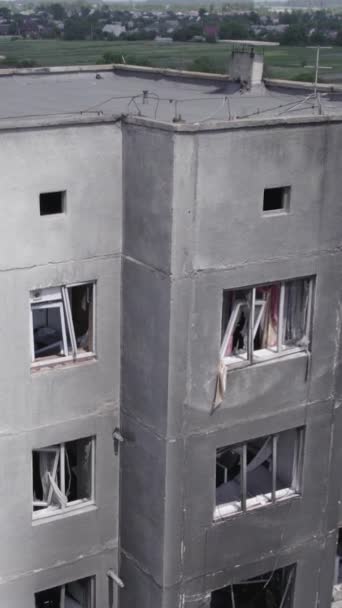 Αυτό Απόθεμα Κατακόρυφο Βίντεο Δείχνει Ένα Κατεστραμμένο Κτίριο Κατοικιών Borodyanka — Αρχείο Βίντεο