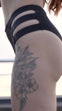 Bu video erotik seksi iç çamaşırlı, ağır çekimde bir kızı gösteriyor.