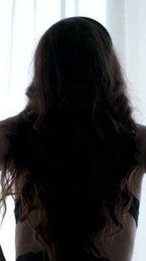 Bu video erotik seksi iç çamaşırlı, ağır çekimde bir kızı gösteriyor.