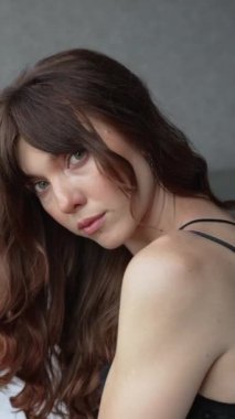 Bu video erotik seksi iç çamaşırlı, ağır çekimde bir kızı gösteriyor.