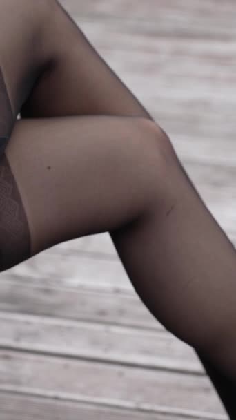 Ten Pionowy Film Pokazuje Dziewczynę Erotycznej Seksownej Bieliźnie Zwolnionym Tempie — Wideo stockowe