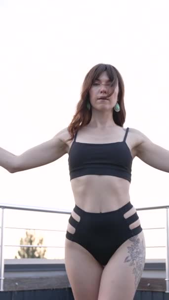 Esta Acción Vídeo Vertical Muestra Una Chica Lencería Sexy Erótica — Vídeo de stock