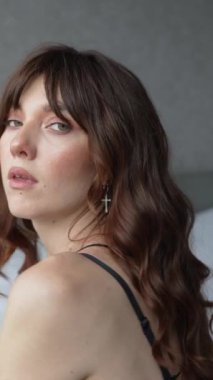 Bu video erotik seksi iç çamaşırlı, ağır çekimde bir kızı gösteriyor.