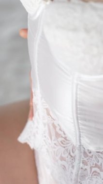 Bu video erotik seksi iç çamaşırlı, ağır çekimde bir kızı gösteriyor.