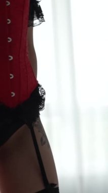 Bu video erotik seksi iç çamaşırlı, ağır çekimde bir kızı gösteriyor.