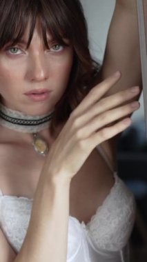 Bu video erotik seksi iç çamaşırlı, ağır çekimde bir kızı gösteriyor.