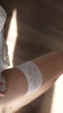 Bu video erotik seksi iç çamaşırlı, ağır çekimde bir kızı gösteriyor.