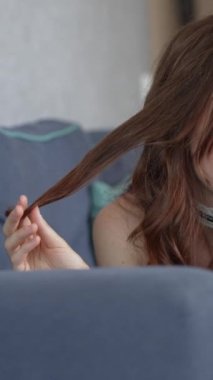 Bu video erotik seksi iç çamaşırlı, ağır çekimde bir kızı gösteriyor.