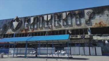 Bu video, Bucha, Ukrayna 'da 8K çözünürlüklü bir alışveriş merkezinin savaş tarafından tahrip edildiğini gösteriyor.