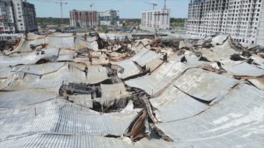 Bu video, Bucha, Ukrayna 'da 8K çözünürlüklü bir alışveriş merkezinin savaş tarafından tahrip edildiğini gösteriyor.