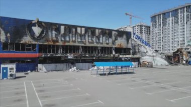 Bu video, Bucha, Ukrayna 'da 8K çözünürlüklü bir alışveriş merkezinin savaş tarafından tahrip edildiğini gösteriyor.