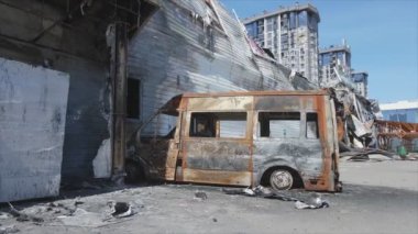 Bu video, Bucha, Ukrayna 'da 8K çözünürlüklü bir alışveriş merkezinin savaş tarafından tahrip edildiğini gösteriyor.