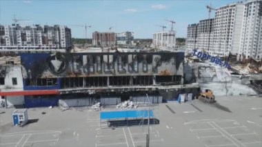 Bu video, Bucha, Ukrayna 'da 8K çözünürlüklü bir alışveriş merkezinin savaş tarafından tahrip edildiğini gösteriyor.