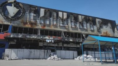 Bu video, Bucha, Ukrayna 'da 8K çözünürlüklü bir alışveriş merkezinin savaş tarafından tahrip edildiğini gösteriyor.