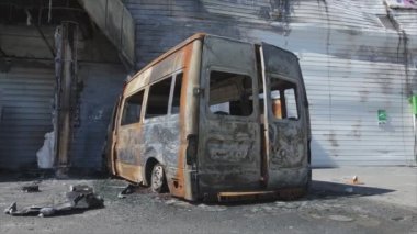 Bu video, Bucha, Ukrayna 'da 8K çözünürlüklü bir alışveriş merkezinin savaş tarafından tahrip edildiğini gösteriyor.