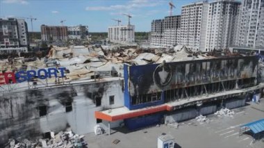 Bu video, Bucha, Ukrayna 'da 8K çözünürlüklü bir alışveriş merkezinin savaş tarafından tahrip edildiğini gösteriyor.