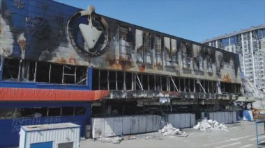 Bu video, Bucha, Ukrayna 'da 8K çözünürlüklü bir alışveriş merkezinin savaş tarafından tahrip edildiğini gösteriyor.