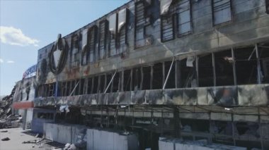 Bu video, Bucha, Ukrayna 'da 8K çözünürlüklü bir alışveriş merkezinin savaş tarafından tahrip edildiğini gösteriyor.