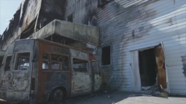 Bu video, Bucha, Ukrayna 'da 8K çözünürlüklü bir alışveriş merkezinin savaş tarafından tahrip edildiğini gösteriyor.