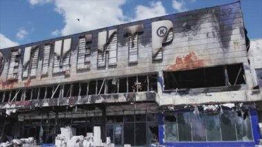 Bu video, Bucha, Ukrayna 'da 8K çözünürlüklü bir alışveriş merkezinin savaş tarafından tahrip edildiğini gösteriyor.