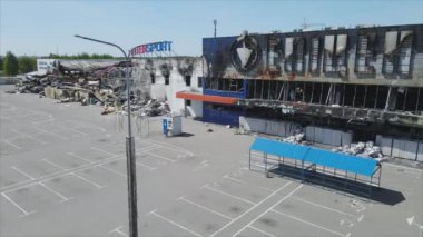 Bu video, Bucha, Ukrayna 'da 8K çözünürlüklü bir alışveriş merkezinin savaş tarafından tahrip edildiğini gösteriyor.