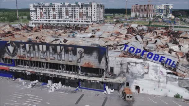 この株式ビデオは 8K解像度でウクライナのブチャにショッピングセンターの戦争の建物によって破壊されたことを示しています — ストック動画