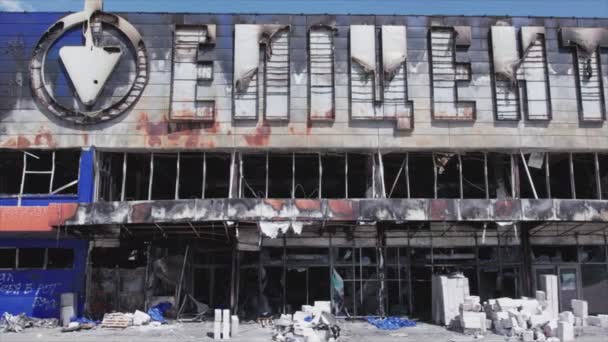この株式ビデオは 8K解像度でウクライナのブチャにショッピングセンターの戦争の建物によって破壊されたことを示しています — ストック動画