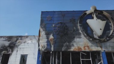 Bu video, Bucha, Ukrayna 'da 8K çözünürlüklü bir alışveriş merkezinin savaş tarafından tahrip edildiğini gösteriyor.