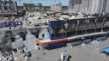 Bu video, Bucha, Ukrayna 'da 8K çözünürlüklü bir alışveriş merkezinin savaş tarafından tahrip edildiğini gösteriyor.