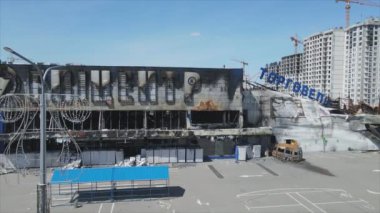 Bu video, Bucha, Ukrayna 'da 8K çözünürlüklü bir alışveriş merkezinin savaş tarafından tahrip edildiğini gösteriyor.