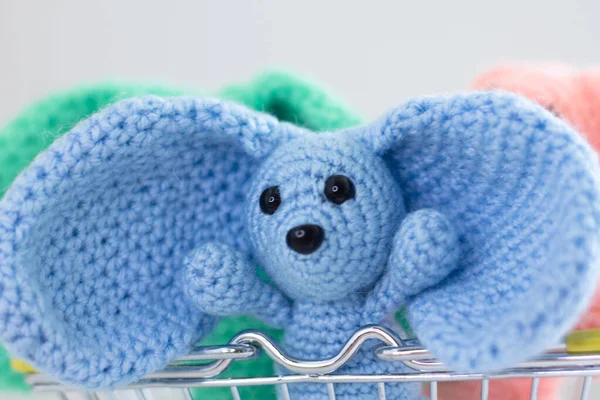Örgü mavi tavşan. Yünlü ipliklerden örülmüş, büyük kulaklı bir tavşan..