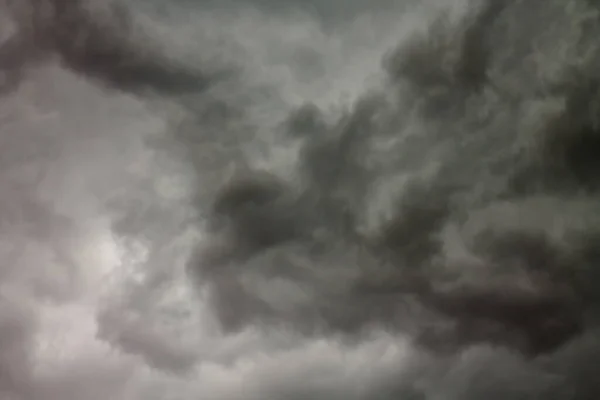 Bulutlu Gökyüzü Yağmurdan Önceki Kasvetli Gökyüzü Siyah Bulutlar — Stok fotoğraf