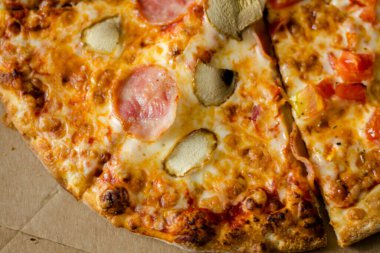 Mantarlı pizza, sosis ve peynir. Lezzetli pizza servisi..