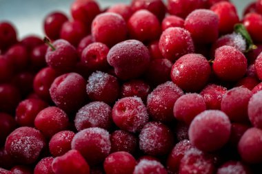 Donmuş kiraz. Buzdolabındaki kirazlar. donmuş meyveler ve meyveler. Kış için stoklar. Üst görünüm, düz görünüm, metin için boş alan olan arkaplan