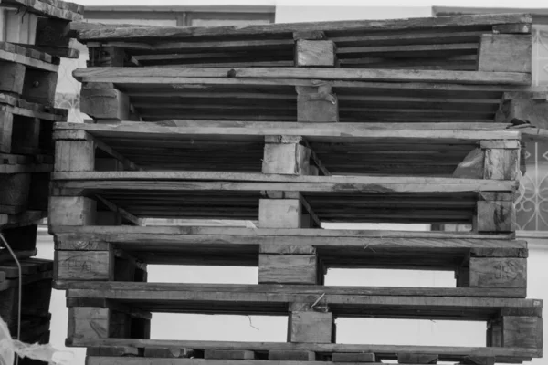 Bu palet, çeşitli nakliye araçlarının güvenli bir şekilde taşınması için kullanılıyor. palet.