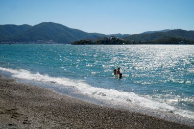 Fethiye 'deki Calis plajından dağ ve deniz manzarası.