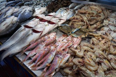 Fethiye 'deki balık pazarında balık ve deniz ürünleri satıyorum..        