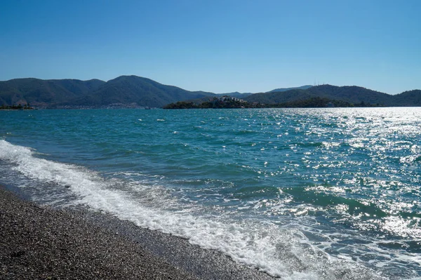 Fethiye 'deki Calis plajından dağ ve deniz manzarası.