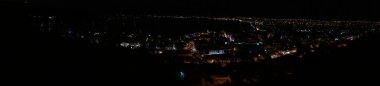 Fethiye şehri gece aydınlatma panoraması. Yukarıdan görüntüle.