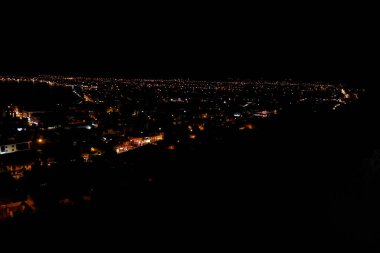 Fethiye şehri gece aydınlatma panoraması. Yukarıdan görüntüle.
