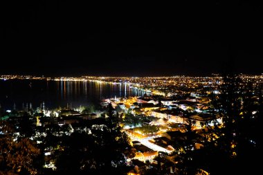 Fethiye şehri gece aydınlatma panoraması. Yukarıdan görüntüle.