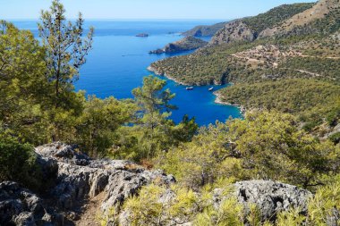 Türkiye 'nin güneyindeki Taurus Dağları' nın manzaraları. Lycian Yolu. Kayakoy ve Olyudeniz köyleri arasında bir yerde..   