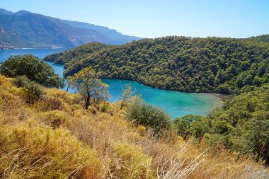 Türkiye 'nin güneyindeki Taurus Dağları' nın manzaraları. Lycian Yolu. Kayakoy ve Olyudeniz köyleri arasında bir yerde..   