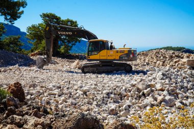 Türkiye 'deki Lycian Patikası' nda bir ev inşa eden kazıcı..             