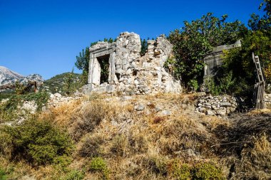 Türkiye 'nin güneyindeki Lycian Yolu yakınlarındaki eski izin verilen bir evin duvarları.       