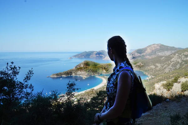 Girl Looks Bay Coast Southern Turkey — Stock Photo, Image
